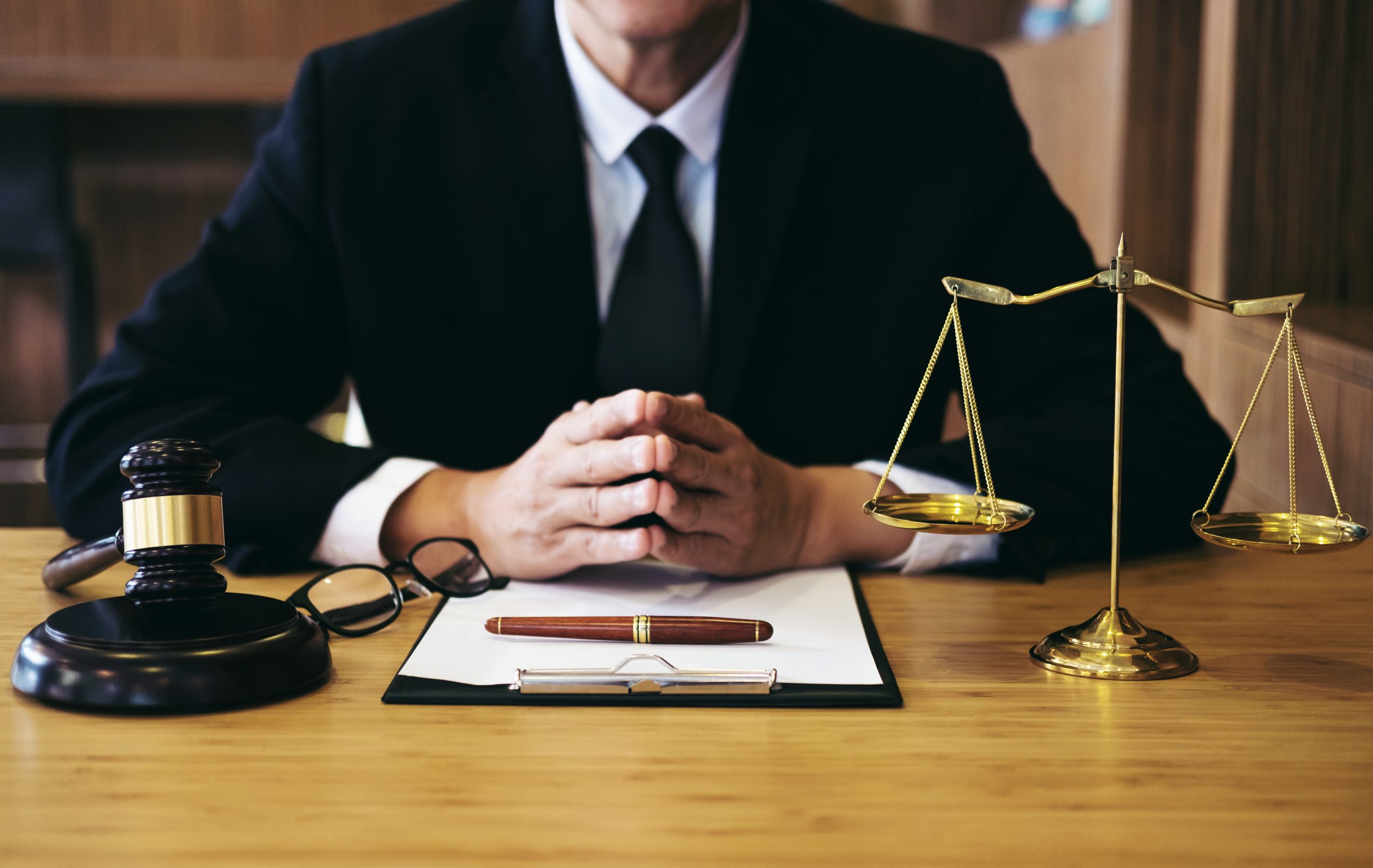 A Comprehensive Guide to Choosing the Right Lawyer