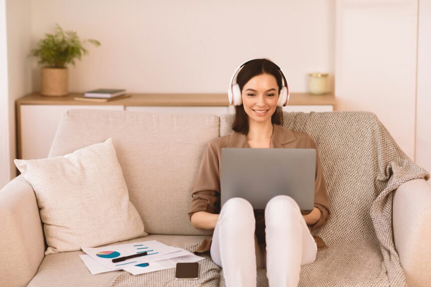 Earn money as a live chat assistant by working online from anywhere! Join businesses in managing customer interactions and get paid $25-$35 per hour. Flexible hours and no experience required. Apply now!