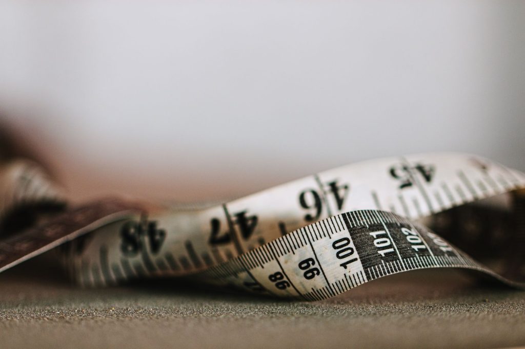 Ratio Decidendi vs Obiter Dicta: Case Examples (Artistic shallow focus image of a measuring tape showing numbers and units.)